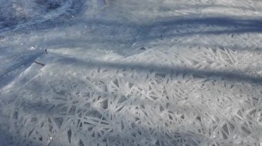 Buzda desenler. Donmuş kristallerin buz tutması ya da soğuk kış arka planında yavaşlayan gerçekçi kar tanesi deseni. yüksek çözünürlüklü.