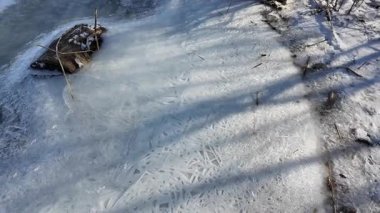 Buzda desenler. Donmuş kristallerin buz tutması ya da soğuk kış arka planında yavaşlayan gerçekçi kar tanesi deseni. yüksek çözünürlüklü.