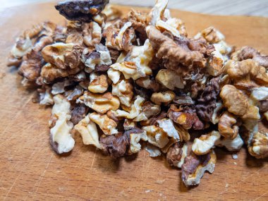 Cevizler yavaş çekim videosu. Bütün ceviz parçaları beyaz masanın üstüne düşüp yavaş çekimde yere düşmeden önce etrafta zıplıyor. Bir Avuç Ceviz Düz Mutfak Yüzeyine Düşüyor