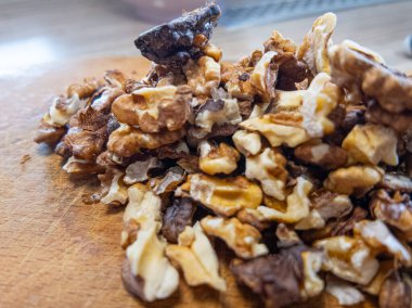 Cevizler yavaş çekim videosu. Bütün ceviz parçaları beyaz masanın üstüne düşüp yavaş çekimde yere düşmeden önce etrafta zıplıyor. Bir Avuç Ceviz Düz Mutfak Yüzeyine Düşüyor