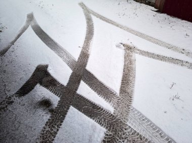 Karda lastik izleri. Buzda donmuş lastikler. Donmuş lastik izleri. Karda araba izleri, havadan çekim. Karda iplikler ve ayak izleri, karla kaplı şehir caddesi.. 