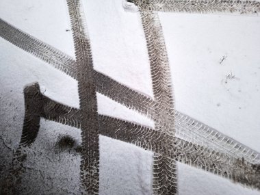 Karda lastik izleri. Buzda donmuş lastikler. Donmuş lastik izleri. Karda araba izleri, havadan çekim. Karda iplikler ve ayak izleri, karla kaplı şehir caddesi.. 