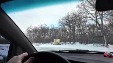Şoför karlı yolda gidiyor. Finlandiya 'da kar manzaralı orman ortamında POV kış yolculuğu heyecan vericiydi. Karda ünlü bir yol. Çam Ormanı 'nın arasındaki karda dümdüz yol, 4k