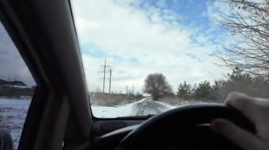 Şoför karlı yolda gidiyor. Finlandiya 'da kar manzaralı orman ortamında POV kış yolculuğu heyecan vericiydi. Karda ünlü bir yol. Çam Ormanı 'nın arasındaki karda dümdüz yol, 4k