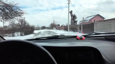 Şoför karlı yolda gidiyor. Finlandiya 'da kar manzaralı orman ortamında POV kış yolculuğu heyecan vericiydi. Karda ünlü bir yol. Çam Ormanı 'nın arasındaki karda dümdüz yol, 4k