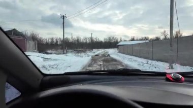Şoför karlı yolda gidiyor. Finlandiya 'da kar manzaralı orman ortamında POV kış yolculuğu heyecan vericiydi. Karda ünlü bir yol. Çam Ormanı 'nın arasındaki karda dümdüz yol, 4k