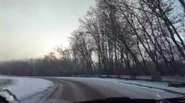 Şoför karlı yolda gidiyor. Finlandiya 'da kar manzaralı orman ortamında POV kış yolculuğu heyecan vericiydi. Karda ünlü bir yol. Çam Ormanı 'nın arasındaki karda dümdüz yol, 4k