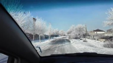 Şoför karlı yolda gidiyor. Finlandiya 'da kar manzaralı orman ortamında POV kış yolculuğu heyecan vericiydi. Karda ünlü bir yol. Çam Ormanı 'nın arasındaki karda dümdüz yol, 4k