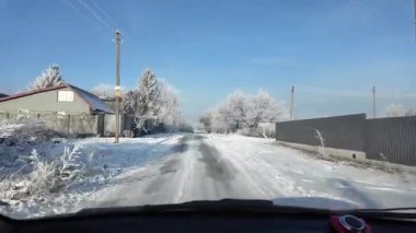 Şoför karlı yolda gidiyor. Finlandiya 'da kar manzaralı orman ortamında POV kış yolculuğu heyecan vericiydi. Karda ünlü bir yol. Çam Ormanı 'nın arasındaki karda dümdüz yol, 4k