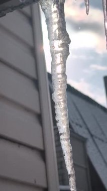 Çatıda dikey video sarkıtları var. Sarkıtlar güneşte erir.