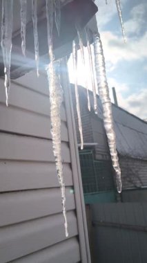 Çatıda dikey video sarkıtları var. Sarkıtlar güneşte erir.