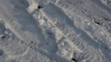Yol ve kar. Yüksek çözünürlüklü video Yolda eriyen karlar. Yoldaki lastik izleri ve kar..
