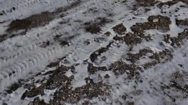 Yol ve kar. Yüksek çözünürlüklü video Yolda eriyen karlar. Yoldaki lastik izleri ve kar..