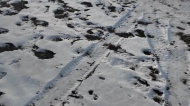 Yol ve kar. Yüksek çözünürlüklü video Yolda eriyen karlar. Yoldaki lastik izleri ve kar..