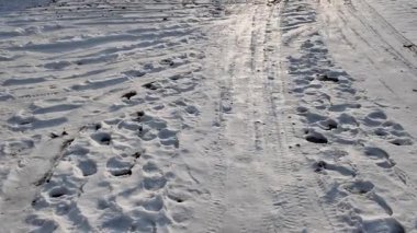 Yol ve kar. Yüksek çözünürlüklü video Yolda eriyen karlar. Yoldaki lastik izleri ve kar..