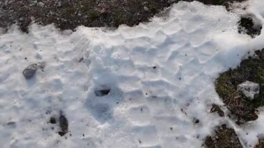 Yol ve kar. Yüksek çözünürlüklü video Yolda eriyen karlar. Yoldaki lastik izleri ve kar..