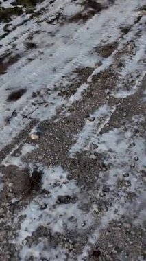 Yol ve kar. Yüksek çözünürlüklü video Yolda eriyen karlar. Yoldaki lastik izleri ve kar..