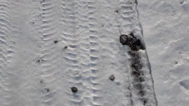 Yol ve kar. Yüksek çözünürlüklü video Yolda eriyen karlar. Yoldaki lastik izleri ve kar..