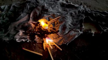 Yavaş çekim video ateşi yanıyor. Yavaş çekim video kağıdı yanıyor. Ateş ve kibrit. Kağıt ve odun yanıyor. Kül ve ateş. Turuncu alevler. Ağır çekimde ateş.