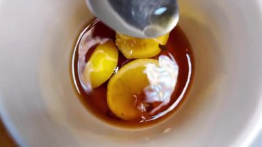 Siyah çay ve limon yavaş çekim videosu. Bardakta çay. bir fincan çayın içinde yüzen limon.