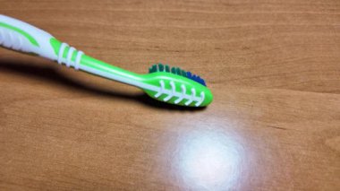 Ellerinde yeşil diş fırçası. Diş fırçasıyla yavaş çekim videosu. Diş fırçası. çok renkli diş fırçaları. Yavaş çekim videosu. 4K biçiminde yüksek kaliteli video.