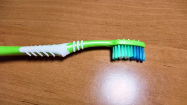 Ellerinde yeşil diş fırçası. Diş fırçasıyla yavaş çekim videosu. Diş fırçası. çok renkli diş fırçaları. Yavaş çekim videosu. 4K biçiminde yüksek kaliteli video.