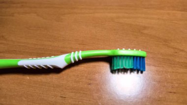 Ellerinde yeşil diş fırçası. Diş fırçasıyla yavaş çekim videosu. Diş fırçası. çok renkli diş fırçaları. Yavaş çekim videosu. 4K biçiminde yüksek kaliteli video.