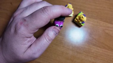 Dokunaçları olan kızgın kırmızı bir ahtapot, küçük beyaz dalgalarla mavi denizde yüzer. ahtapot ellerinde.