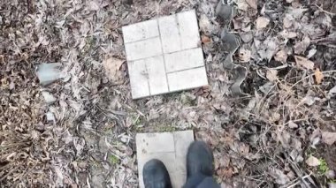 Bir adamın, evdeki doğal ahşap bir merdivenden inişine bakış açısı. Ev turu konseptine ilk kişi bakış açısı. Eski tehlikeli merdivenler.