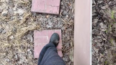 Bir adamın, evdeki doğal ahşap bir merdivenden inişine bakış açısı. Ev turu konseptine ilk kişi bakış açısı. Eski tehlikeli merdivenler.