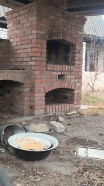 Eski çardak. Taş barbekü. Ateşli yanan taş barbekü odunu, yemek pişirmek için açık tuğla fırın et balığı, arka bahçede diğer tabaklar. Restoran mutfağı, iç yapı.