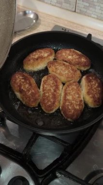 Kızarmış tava pirzolası, ev yemeği, tavada et, kızarmış köfte, yağda pişmiş yemek, basit ev yemeği..