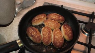 Kızarmış tava pirzolası, ev yemeği, tavada et, kızarmış köfte, yağda pişmiş yemek, basit ev yemeği..