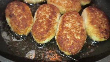 Kızarmış tava pirzolası, ev yemeği, tavada et, kızarmış köfte, yağda pişmiş yemek, basit ev yemeği..