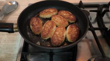 Kızarmış tava pirzolası, ev yemeği, tavada et, kızarmış köfte, yağda pişmiş yemek, basit ev yemeği..