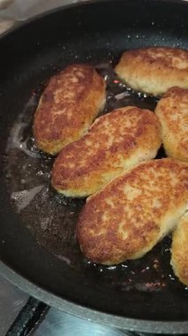 Kızarmış tava pirzolası, ev yemeği, tavada et, kızarmış köfte, yağda pişmiş yemek, basit ev yemeği..