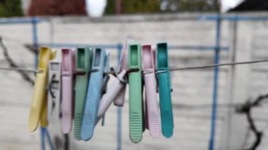 İpte mandallar. Mandalların yavaş çekim videosu. çamaşır ipi.