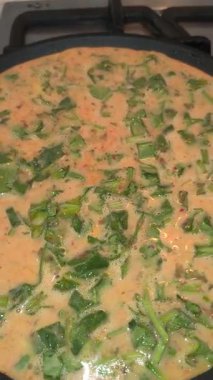 Kızartma tavasında omlet. Otlu omlet. Ev yemeği. Kızartma tavasında yumurta. Otlu yumurta..