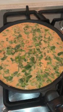 Kızartma tavasında omlet. Otlu omlet. Ev yemeği. Kızartma tavasında yumurta. Otlu yumurta..