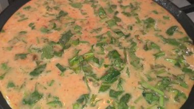 Kızartma tavasında omlet. Otlu omlet. Ev yemeği. Kızartma tavasında yumurta. Otlu yumurta..
