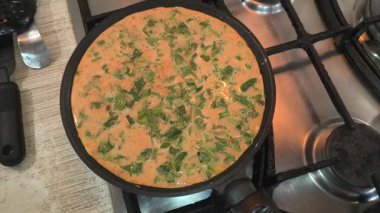 Kızartma tavasında omlet. Otlu omlet. Ev yemeği. Kızartma tavasında yumurta. Otlu yumurta..