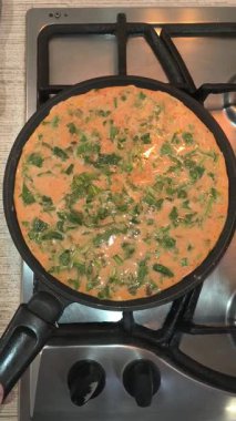 Kızartma tavasında omlet. Otlu omlet. Ev yemeği. Kızartma tavasında yumurta. Otlu yumurta..