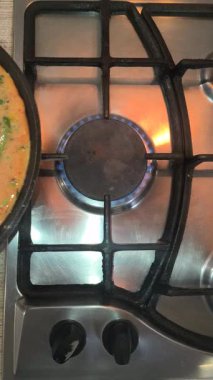 Kızartma tavasında omlet. Otlu omlet. Ev yemeği. Kızartma tavasında yumurta. Otlu yumurta..