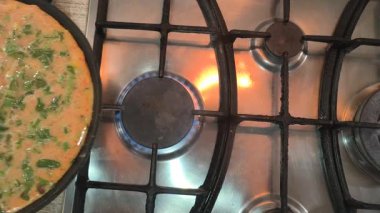 Kızartma tavasında omlet. Otlu omlet. Ev yemeği. Kızartma tavasında yumurta. Otlu yumurta..