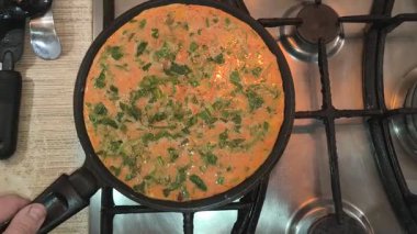 Kızartma tavasında omlet. Otlu omlet. Ev yemeği. Kızartma tavasında yumurta. Otlu yumurta..