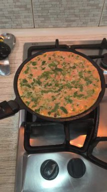 Kızartma tavasında omlet. Otlu omlet. Ev yemeği. Kızartma tavasında yumurta. Otlu yumurta..