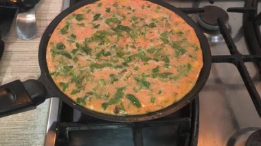 Kızartma tavasında omlet. Otlu omlet. Ev yemeği. Kızartma tavasında yumurta. Otlu yumurta..