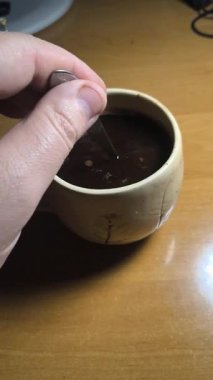 Ellerinde güzel bir fincan kahve. Sıra dışı bardak. Bir fincan kil çay. Kahve içen bir adam. Çay içen adam. canlı kamera.