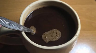Ellerinde güzel bir fincan kahve. Sıra dışı bardak. Bir fincan kil çay. Kahve içen bir adam. Çay içen adam. canlı kamera.