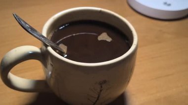 Ellerinde güzel bir fincan kahve. Sıra dışı bardak. Bir fincan kil çay. Kahve içen bir adam. Çay içen adam. canlı kamera.